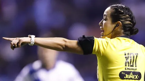 Katia Itzel García hizo historia al arbitrar su primer partido de Cruz Azul en el máximo circuito. Demostró autoridad y confianza en sus decisiones a pesar de la polémica al final.