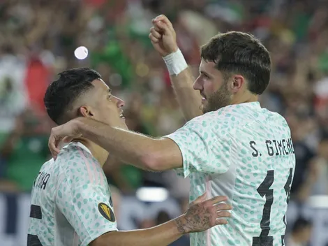 Santi Giménez se rinde ante Uriel Antuna