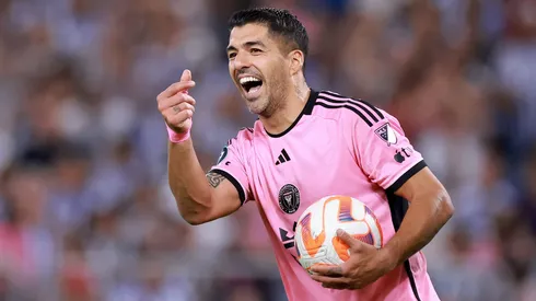 El delantero uruguayo se peleó con rivales y cuerpo arbitral en una actuación lamentable que está muy lejos de su mejor nivel como jugador.