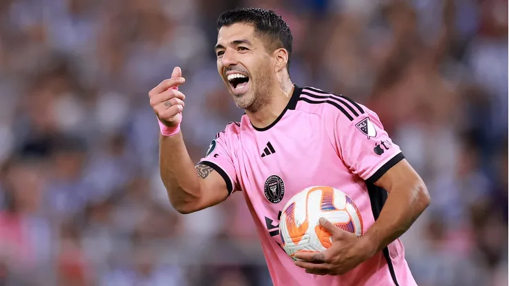 El delantero uruguayo se peleó con rivales y cuerpo arbitral en una actuación lamentable que está muy lejos de su mejor nivel como jugador.