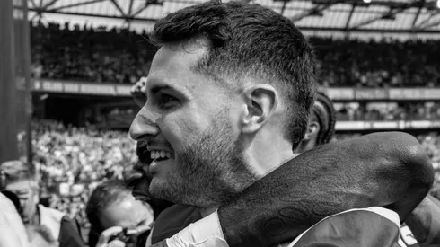 El internacional mexicano se fue en 'blanco' a pesar de que su equipo le endosó la peor derrota de la historia al conjunto de Ámsterdam.