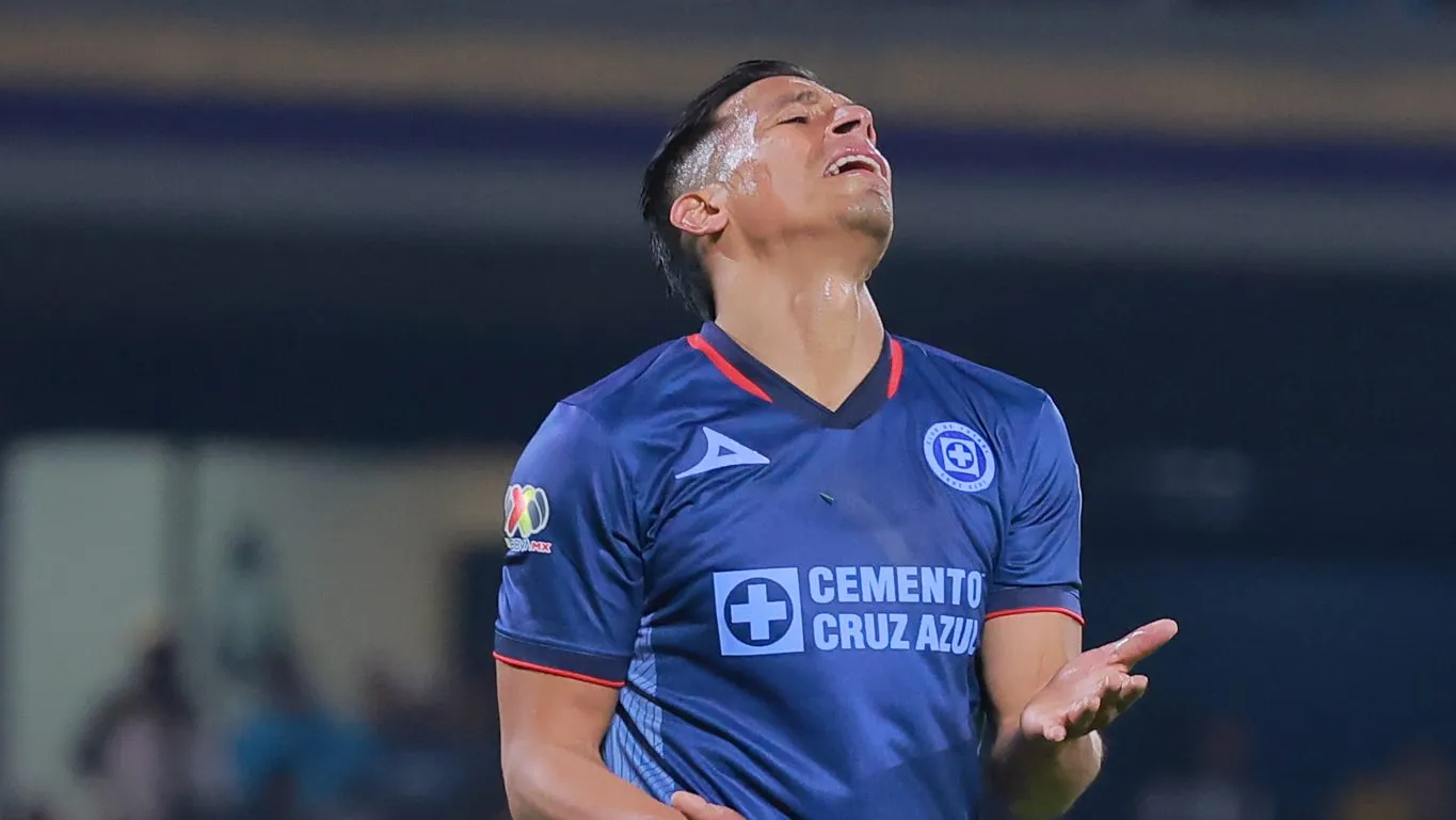 Sepúlveda, en la banca de suplentes ante Rayados. (Imago 7)