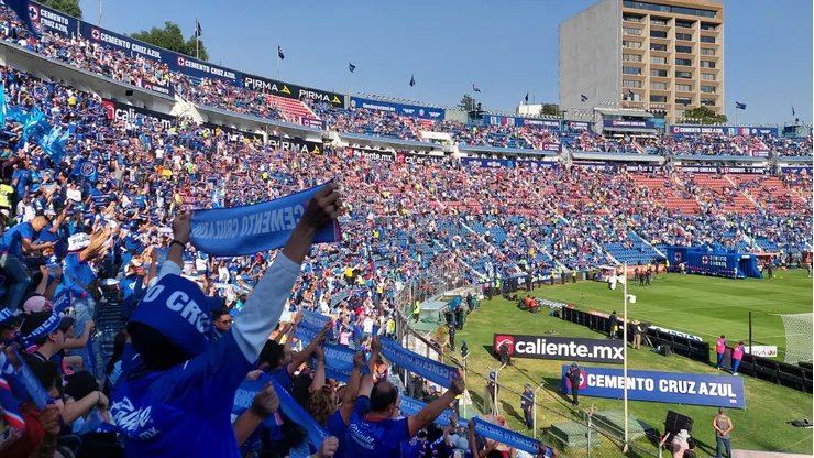 El nuevo colorido en el Estadio Azul con bufandas.