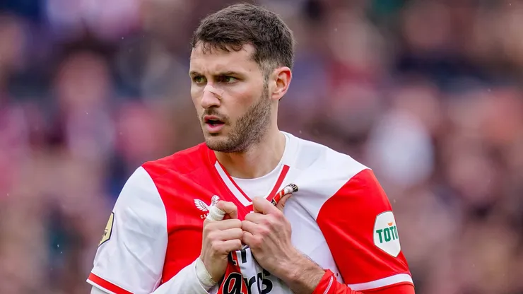 Santi Giménez y Feyenoord se alejan del título.