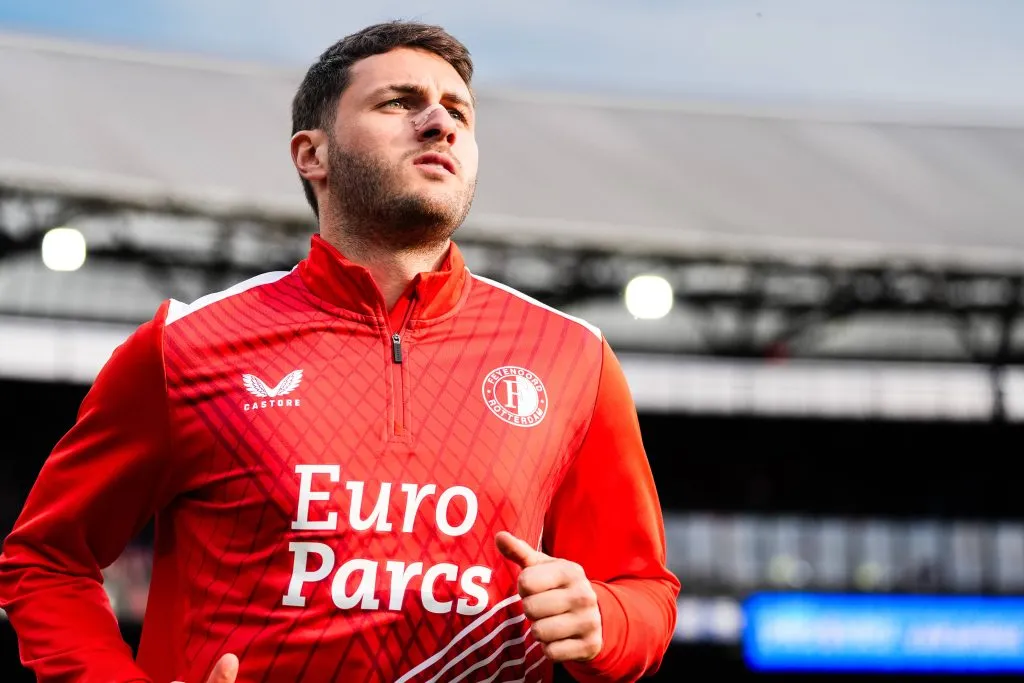 Milan tiene como prioridad el fichaje de Santiago Giménez (Imago)