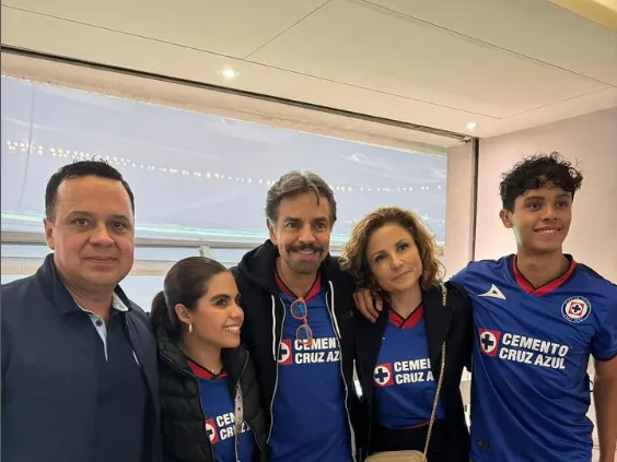 La foto que compartió Velázquez al lado de Eugenio Derbez y su familia. (Foto: @victor_velran)