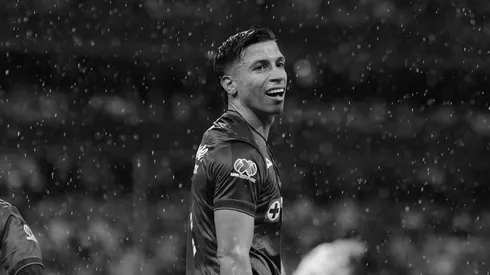 El delantero mexicano perdería su lugar en el plantel a costa de un goleador de mayor nivel.