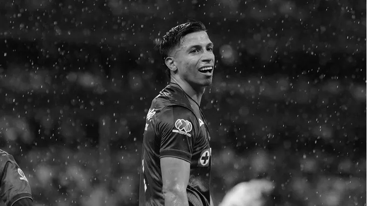 El delantero mexicano perdería su lugar en el plantel a costa de un goleador de mayor nivel.