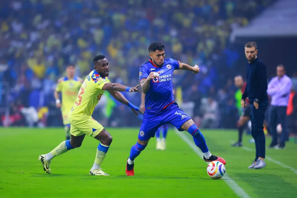 Salcedo en disputa con Julián Quiñones (Imago7)