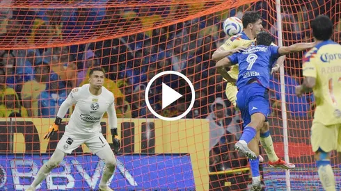 Malagón evita el gol de Cruz Azul.