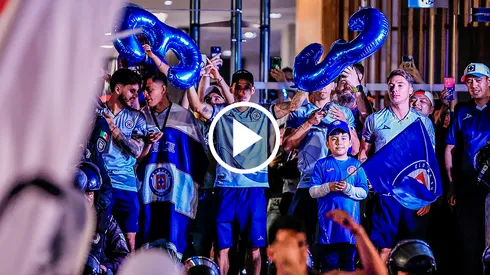 No podía faltar el 33 en la serenata a Cruz Azul.