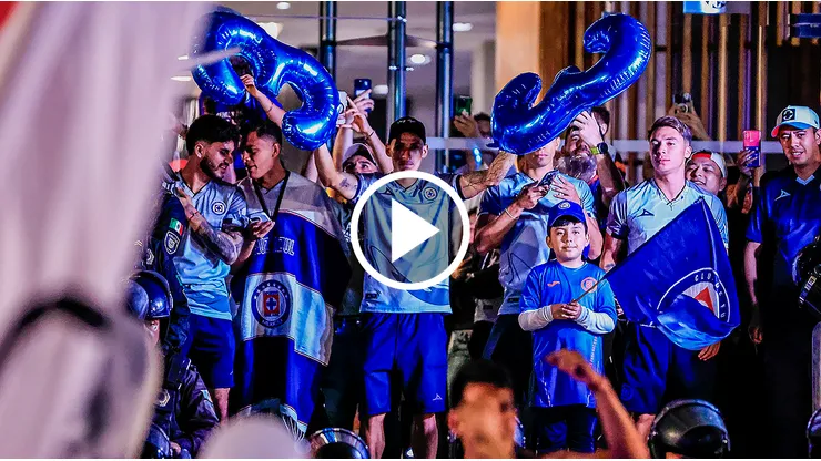 No podía faltar el 33 en la serenata a Cruz Azul.