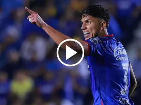 Un aficionado más: el festejo de Salcedo que nadie vio con el banderín de tiro de esquina