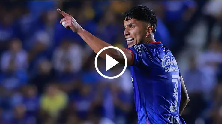 Salcedo festejó el gol con el banderín del tiro de esquina.