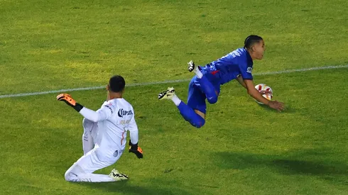 Malagón derribó a Antuna en el área.