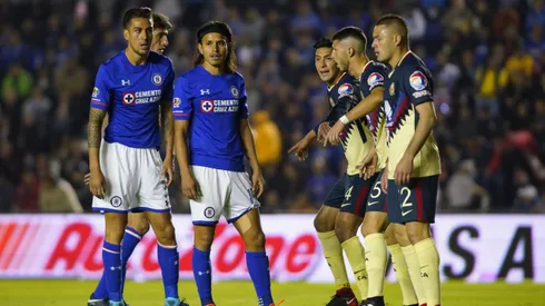 CIUDAD DE MEXICO, MEXICO - NOVIEMBRE 23: Enzo Roco Roco (I), Gerardo Flores (I) del Cruz Azul, Edson Alvarez (D), Guido Rodriguez (D) y Paul Aguilar (D) del America durante el juego de ida de los cuartos de final del Torneo Apertura 2017 de la Liga Bancomer MX en el Estadio Azul el 23 de Noviembre de 2017 en la Ciudad de Mexico, Mexico. (Foto: Jaime Lopez/JAM MEDIA)