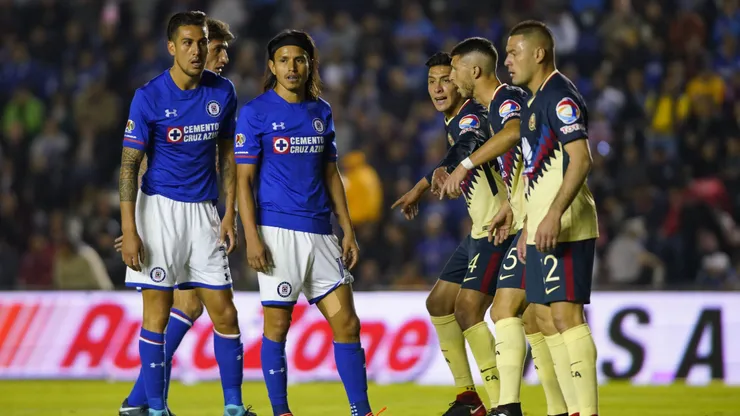 CIUDAD DE MEXICO, MEXICO - NOVIEMBRE 23: Enzo Roco Roco (I), Gerardo Flores (I) del Cruz Azul, Edson Alvarez (D), Guido Rodriguez (D) y Paul Aguilar (D) del America durante el juego de ida de los cuartos de final del Torneo Apertura 2017 de la Liga Bancomer MX en el Estadio Azul el 23 de Noviembre de 2017 en la Ciudad de Mexico, Mexico. (Foto: Jaime Lopez/JAM MEDIA)