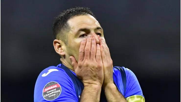 CIUDAD DE MEXICO, MEXICO - ABRIL 12: Pablo Aguilar del Cruz Azul en lamento durante el juego de vuelta de las semifinales de la Liga de Campeones de la CONCACAF 2022, en el Estadio Azteca el 12 de Abril de 2022 en la Ciudad de Mexico, Mexico. (Foto: Jaime Lopez/JAM MEDIA)