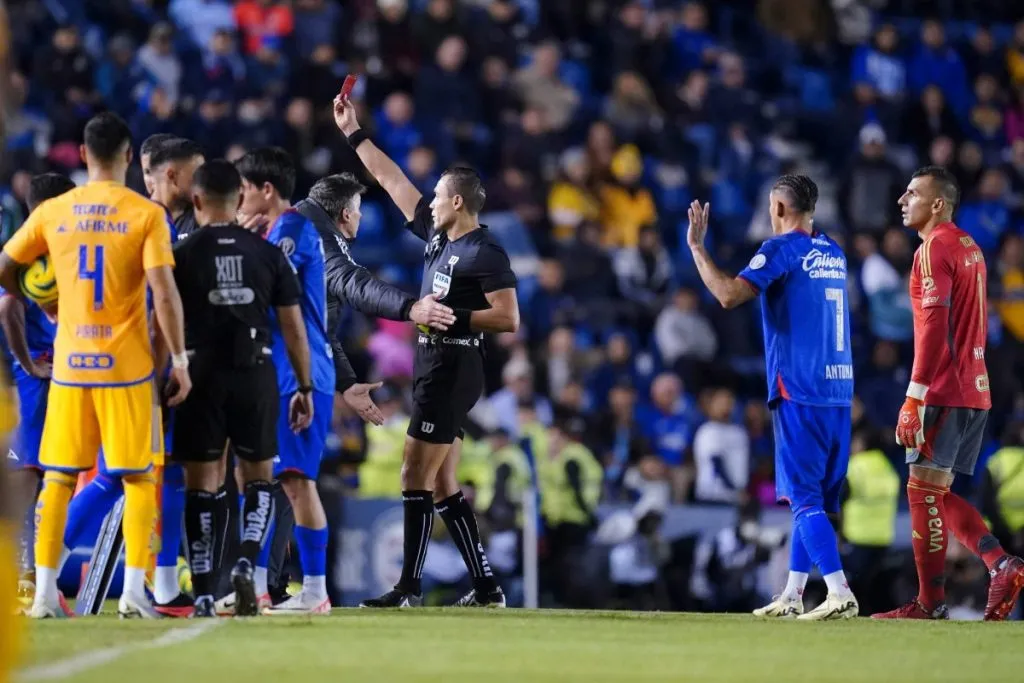 Polémicas decisiones del Gato Ortiz en contra de Cruz Azul. (Foto: Imago7)