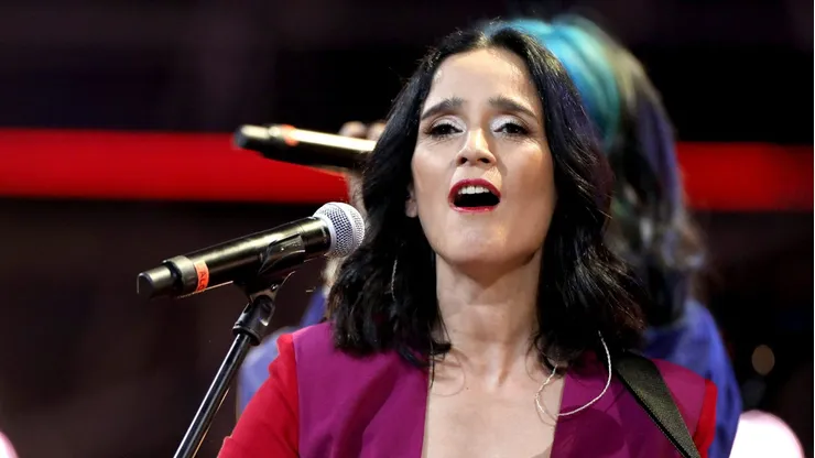 La cantante mexicano se ha convertido en la autora del nuevo himno de La Máquina casi sin querer. Los fanáticos la quieren en la final.