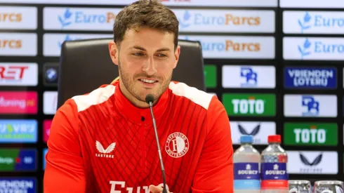 Santi Giménez causó baja del Feyenoord por lesión.