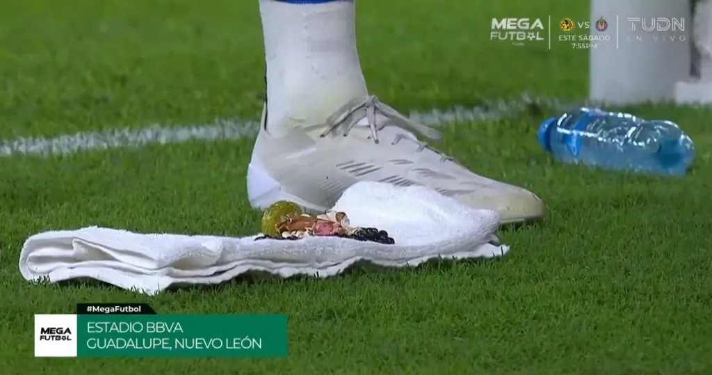 ¿Qué coloca Kevin Mier en su portería en cada juego de Cruz Azul? (Captura transmisión TUDN)