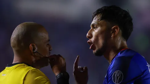 El cuadro universitario pidió dos penales en un partido lleno de polémicas en donde Gustavo Lema cargó contra el arbitraje.