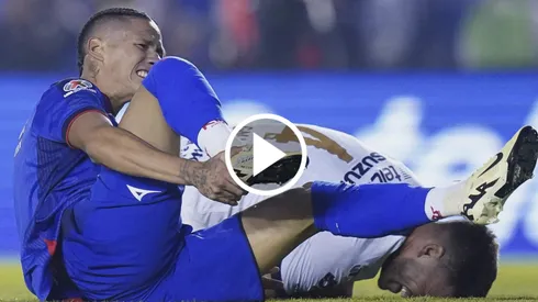 Al delantero de Cruz Azul le cometen una falta dentro del área después de un disparo que salió desviado.