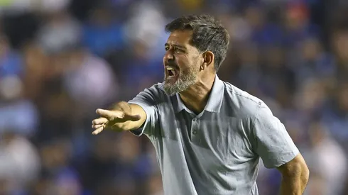 El entrenador de Pumas no reconoció la superioridad de La Máquina y apuntó contra el arbitraje en su discurso final.