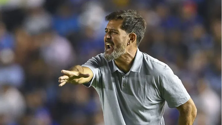 El entrenador de Pumas no reconoció la superioridad de La Máquina y apuntó contra el arbitraje en su discurso final.