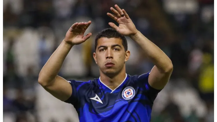Erik Lira sufrió una dura entrada frente a Pumas.