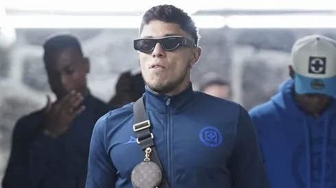 Carlos Salcedo tuvo un partido destacado contra Pumas.