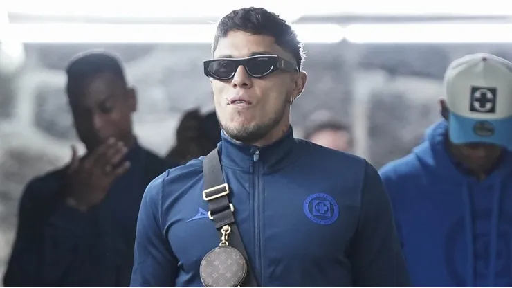 Carlos Salcedo tuvo un partido destacado contra Pumas.