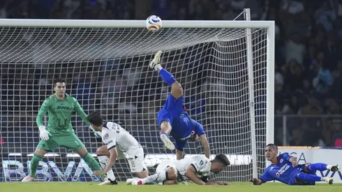 Santander desató polémica por no revisar doble falta en el área.