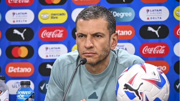 El entrenador mexicano respondió a los dichos del ex jugador argentino en donde le criticaba por el trato con su hijo.