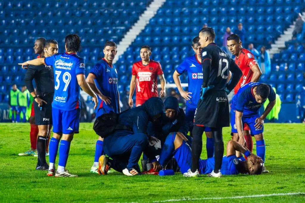 Giakoumakis en el suelo durante el duelo contra América de Cali. (Imago 7)