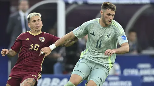 Santi Giménez no logra levantar su nivel con el Tri.