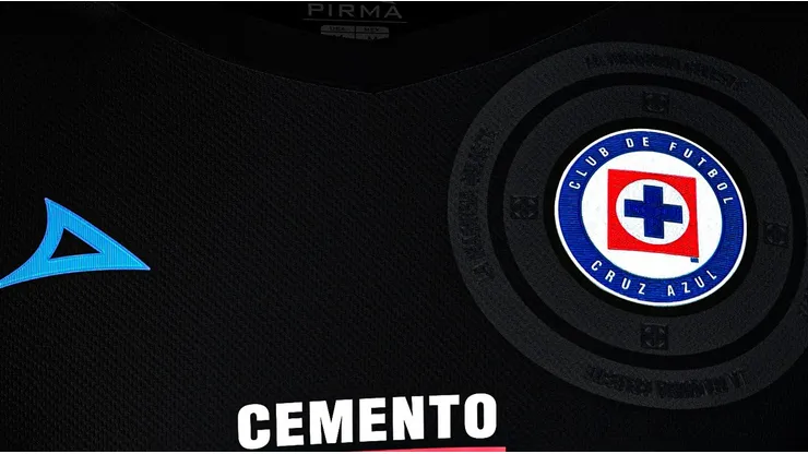¿Se ve mejor la playera alternativa de Cruz Azul en color negro?