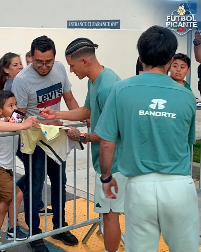 Imagen de Uriel Antuna firmando playera del América (X Futbol Picante)