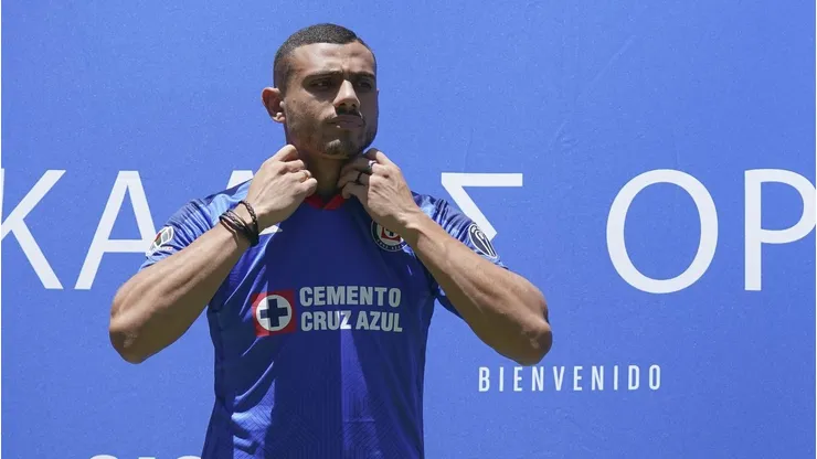 Giakoumakis fue presentado como refuerzo de Cruz Azul.