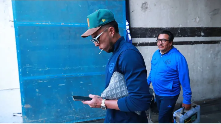 El particular error de Carlos Salcedo en el entrenamiento de Cruz Azul