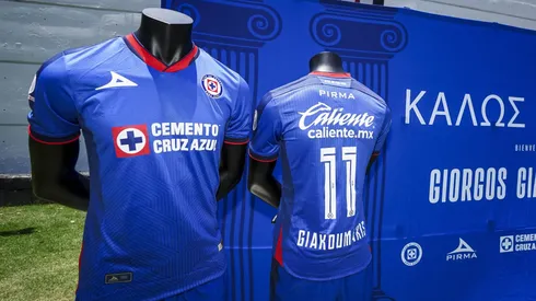 El delantero griego fue presentado de manera oficial este lunes y sorprendió por el dorsal que escogió para defender a los cementeros.