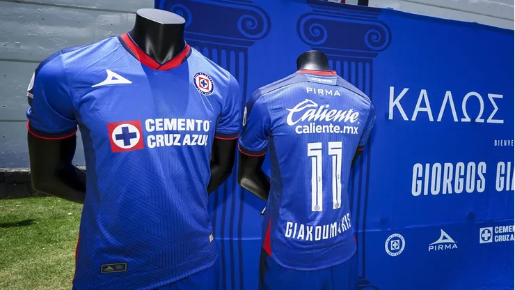 El delantero griego fue presentado de manera oficial este lunes y sorprendió por el dorsal que escogió para defender a los cementeros.