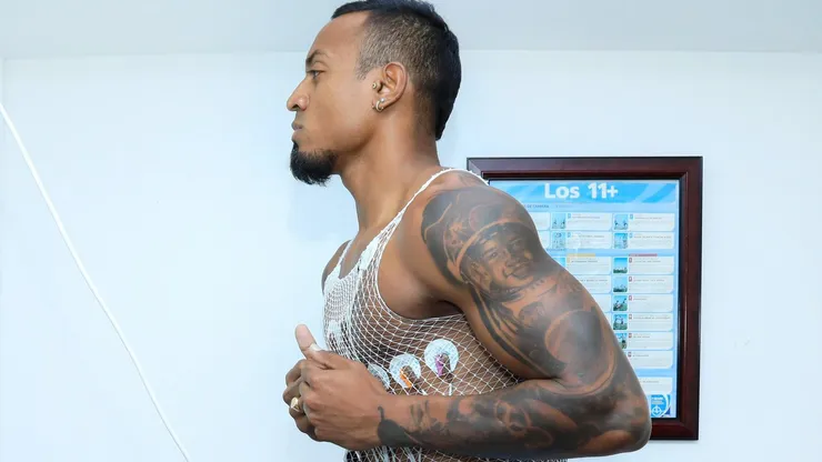 Willer Ditta presumió su tatuaje en su regreso a Cruz Azul.