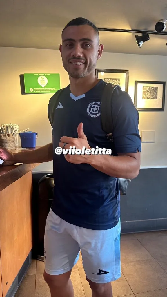 Giorgos Giakoumakis, con los colores de Cruz Azul. (X: @Viioletitta)