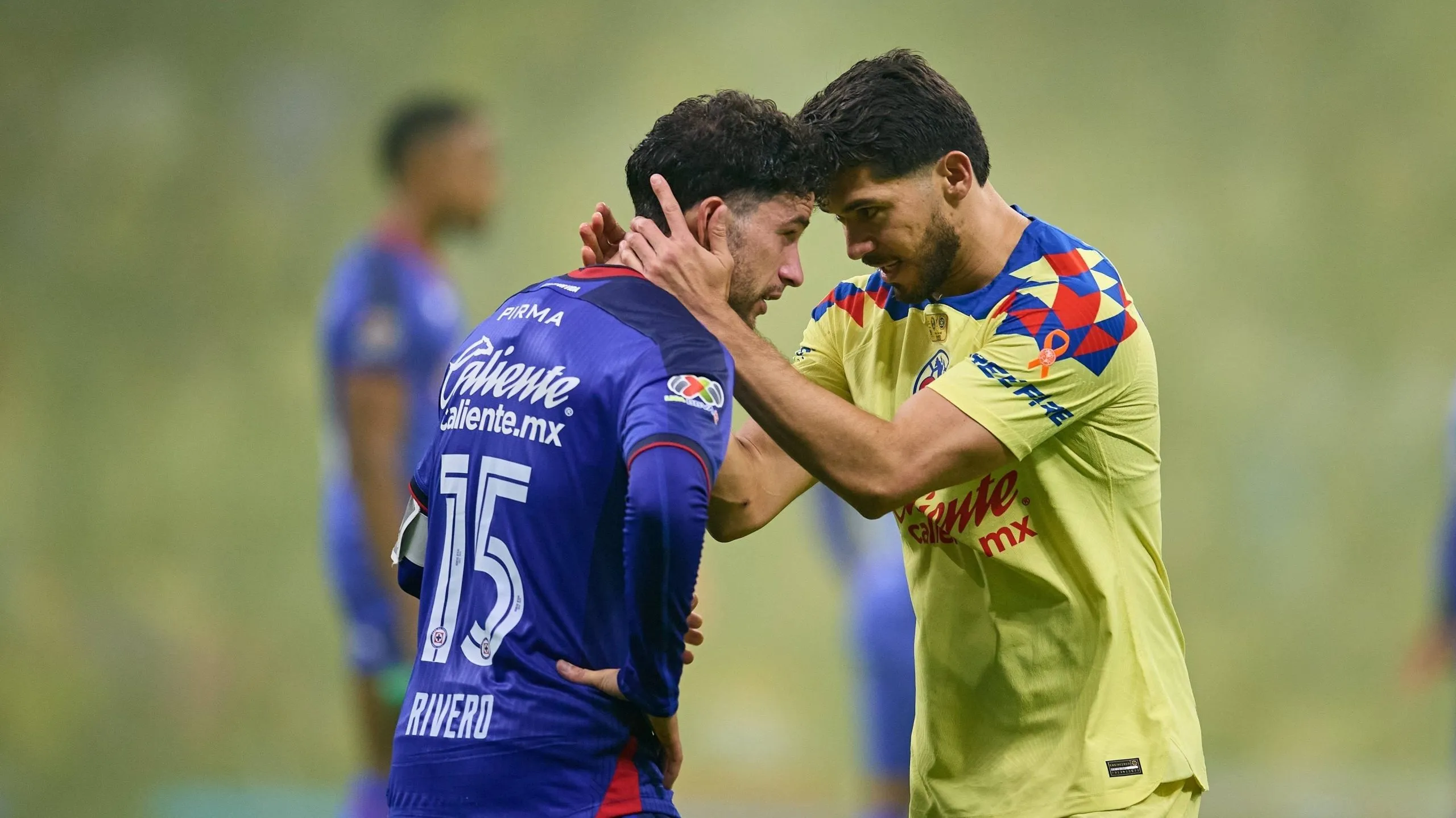Henry Martín consolando a Nacho Rivero tras la final del Clausura 2024. (IMAGO)