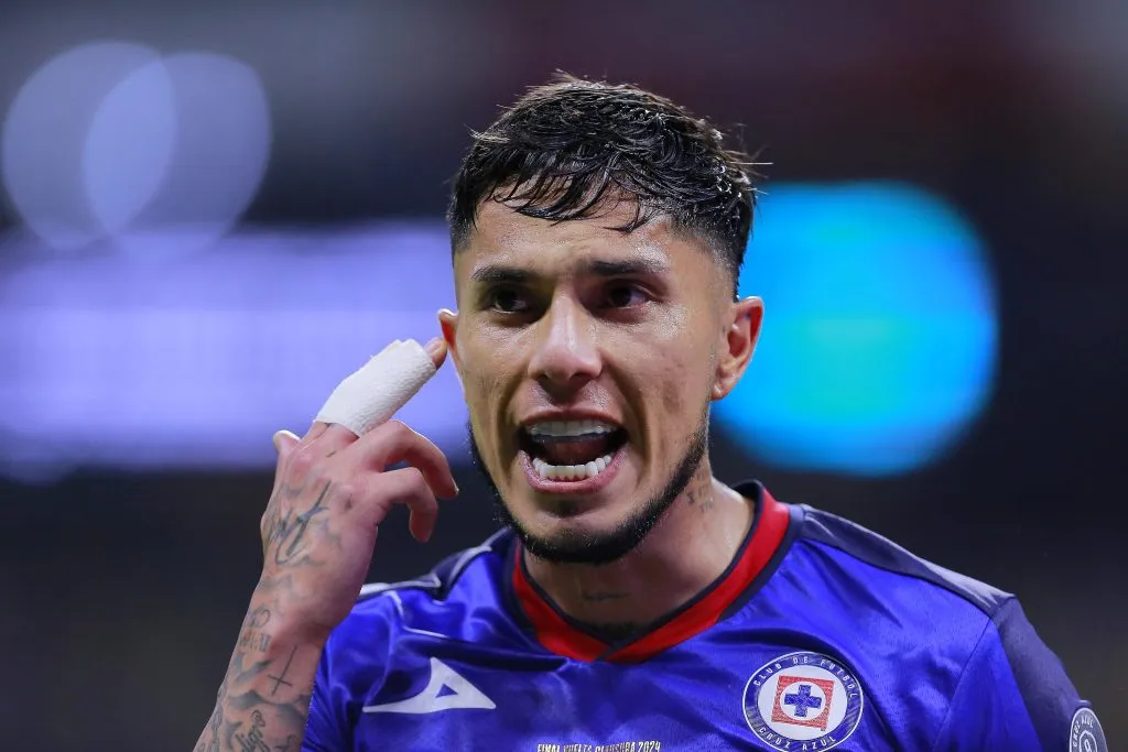 Carlos Salcedo tomó una decisión ante el interés del Inter (Jam Media)