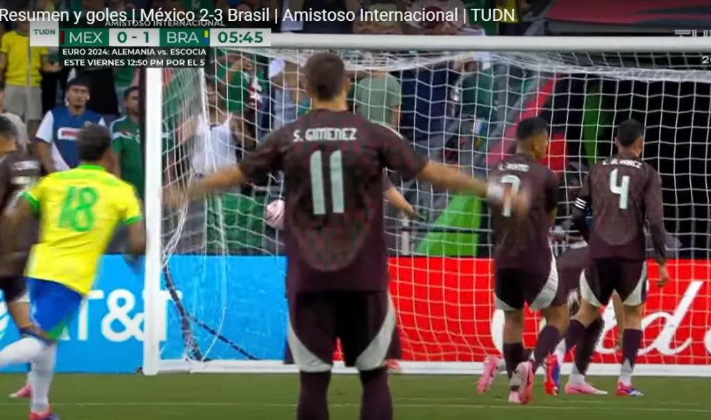 Así quedó Santi Giménez con el primer gol brasileño