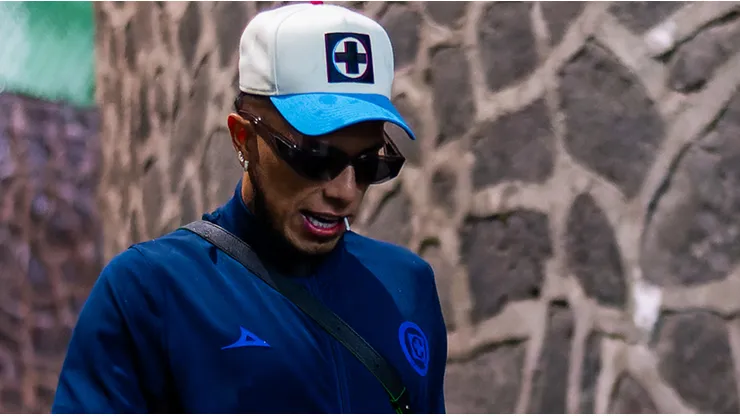 Salcedo se quedaría en Cruz Azul para el Apertura 2024.