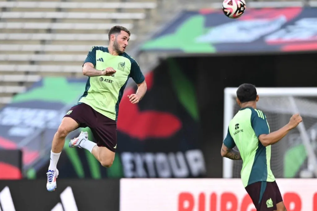 Santi Giménez se perfila para ser titular de México ante Brasil.
